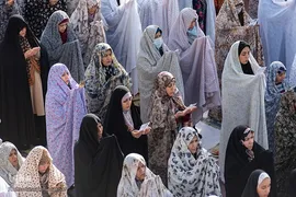 نماز عید سعید فطر در امامزادگان محمد و سکینه خاتون (س) کرج