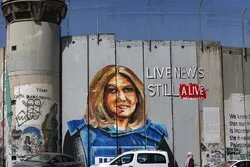 Le régime sioniste démolit la peinture murale de la martyre Shirin Abu Aqila à Nazareth