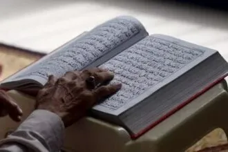 İslam eğitimde hem teşvik hem de uyarı yolunu kullanıyor