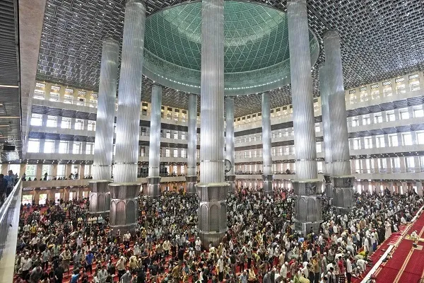البابا فرانسيس يزور مسجد الاستقلال في إندونيسيا