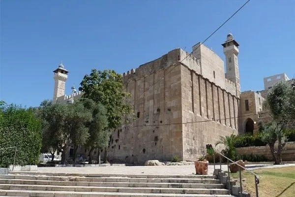 Dubban Yahudawa Sun kai Farmaki A Masallacin Annabi Ibrahim