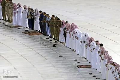 اقامه نماز در کنار کعبه با حفظ فاصله اجتماعی