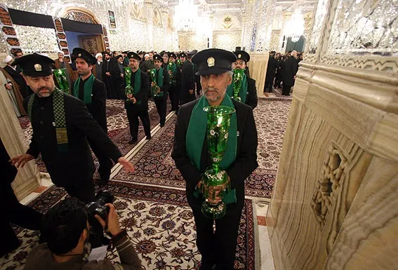 حضور خادمان حرم رضوی در جمع بازاریان شیراز