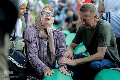 خانواده بازماندگان قربانیان کشتار «سربرنیتسا» در حال سوگواری کنار تابوت پیکرهای کشف شده