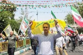 تهرانی‌ها پس از نماز جمعه در محکومیت تهاجم اسرائیل به خیابان‌ها آمدند”