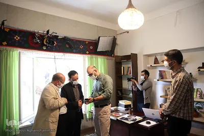 بازدید شیخ اکبری، مدیر شبکه قرآن و معارف سیما از پشت صحنه مجموعه تلویزیونی «یکی بود، یکی نبود»