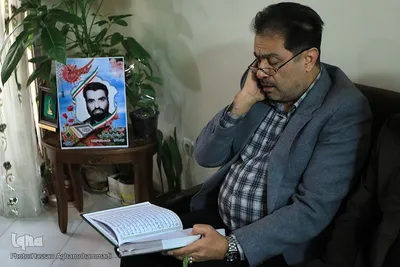 دیدار نمایندگان جامعه قرآنی با خانواده ناخدا سوم شهید علی اصغر سلیمانی، از شهدای قرآنی نیروی دریایی ارتش