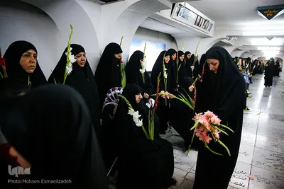 غبارروبی و عطر افشانی گلزار شهدا در حرم امام رضا (ع)
