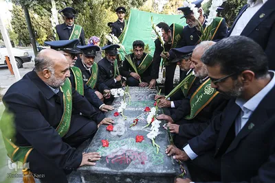 گلباران قبور شهداي دفاع مقدس توسط خادمان حرم شاهچراغ(ع) شيراز