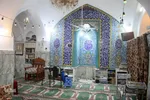 مسجد شرف‌الدین شوشتر، دارای سه محراب برای تابستان، پاییز و زمستان بود. 
