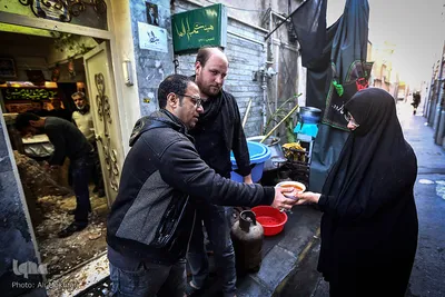 با طلوع آفتاب ظرف های کوچک سمنو بین اهالی محل  پخش می شود.