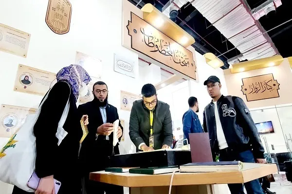 Kahire Kitap Fuarı El Ezher standında elyazma kitapların onarımı