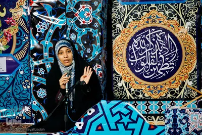 فاطمه حسینی زاده در حال بیان خطبه نهج‌البلاغه 