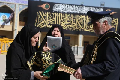 آیین سیاه‌پوشان و تعویض پرچم گنبد حرم حضرت شاهچراغ‌(ع)