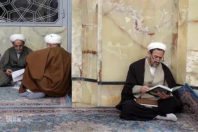 مباحثه طلاب و دانشجویان در حرم حضرت معصومه