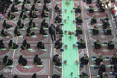 اهتزاز پرچم عزا بر فراز گنبد فيروزه‌اي آستان شاهچراغ(ع)

