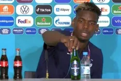 Paul Pogba retire une bière d’un sponsor avant le début de sa conférence de presse