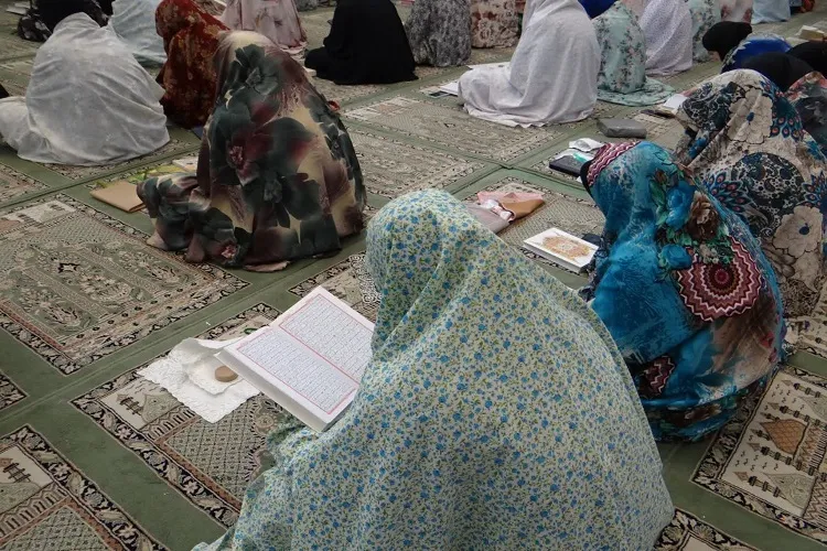 برگزاری اعمال ام داوود در مسجد دانشگاه تبریز