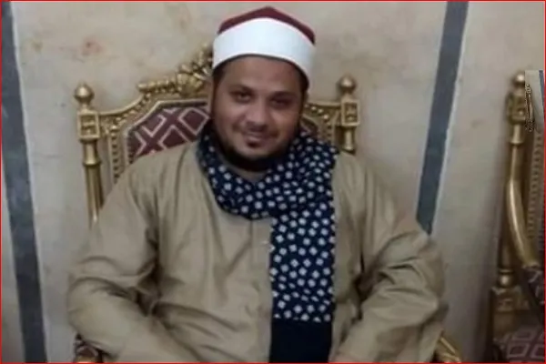 مقرئ مصري ينظّم جلسات تحفيظ القرآن 