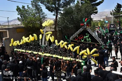 آیین سنتی زانوزدن عزاداران عاشورای حسینی در روستای لاسجرد استان سمنان
