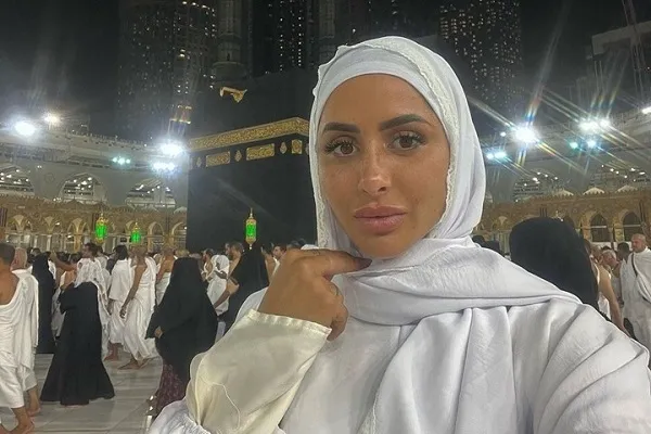 نجمة فرنسية تعلن إسلامها من الحرم المكي