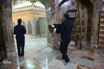 آیین سیاه پوشی ضریح مطهر کریمه اهل بیت در آستانه محرم