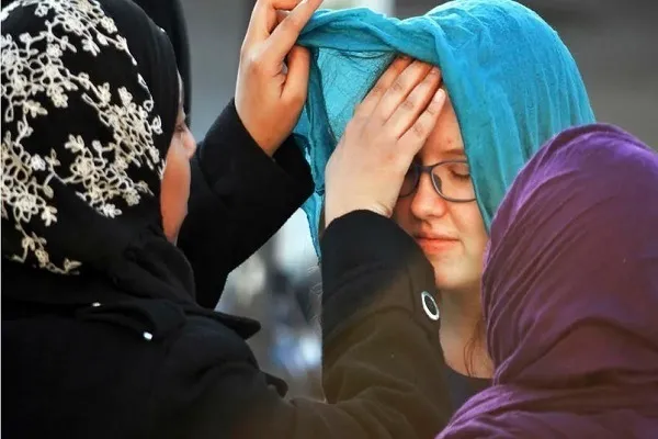 Hicablı şagirdin Fransa məktəbinə qəbulu ilə bağlı məhkəmə qərarı çıxarılıb