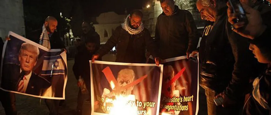 Fələstinli xristianlar Trampın şəkillərini yandırıb