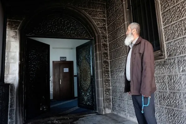 Siyonist yerleşimci çeteler, Batı Şeria'da bir camiyi ateşe verdi