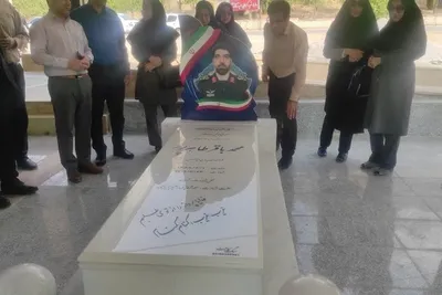 غبارروبی قبور شهدای جنگ تحمیلی 12 روزه توسط اعضای جهاد دانشگاهی لرستان