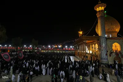 آیین لاله‌گردانی خدام حرم شاهچراغ(ع) در رثای شهادت امام رضا(ع)