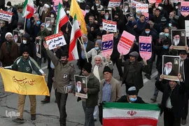 راهپیمایی نمازگزاران تهرانی در محکومیت اهانت نشریه فرانسوی به ساحت شریف مرجعیت