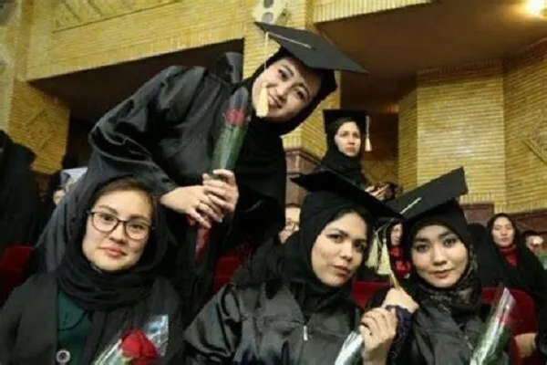 Irán se ofrece a dar educación universitaria a mujeres afganas