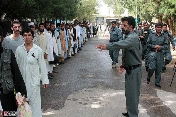 په ایران کې په پانسئ محکوم ۲۰۰ افغانان نه پانسي کیږي بلکې افغانستان ته لیږل کیږي