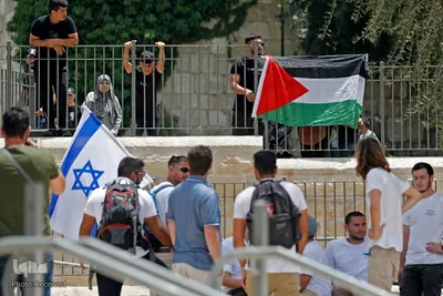 اهتزاز پرچم فلسطین در راهپیمایی روز پرچم شهرک نشینان صهیونیست در بیت المقدس