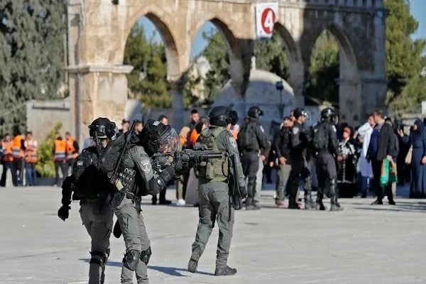 Serangan Zionis dengan gas pemedih mata ke atas jemaah masjid Al-Aqsa pada pagi hari Quds + klip