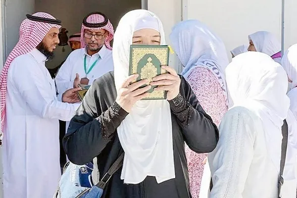New Site at Grand Mosque Distributing Copies of Quran to Pilgrims