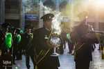 اهتزاز پرچم عزا بر فراز گنبد فيروزه‌اي آستان شاهچراغ(ع)
