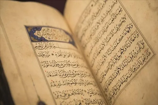 زعيم حزب متطرف يطالب بمنع توزيع القرآن في بريطانيا