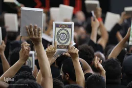 برافراشتن قرآن کریم همزمان با تعویض پرچم گنبد امام حسین(ع)