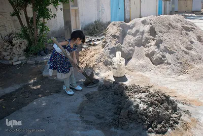 عده ای از خانواده های خرمشهری در حال تعمیر خانه های قدیمی خود هستند.