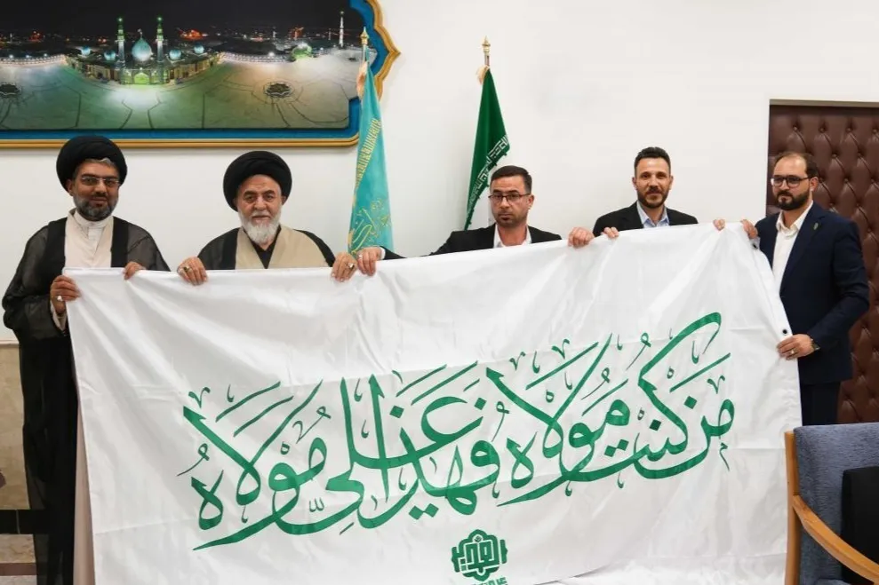 Haikalin Alavi ya gabatar da tutar Ghadir ga Haikalin Hazrat Masoumeh (A.S.)