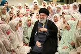 اقامه «نماز فرشته‌ها» با حضور دختران تازه مکلف شده در مراسم وداع امام شهید