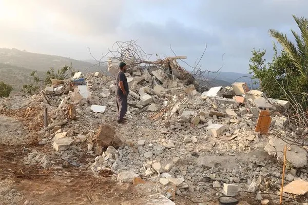 İsrail Batı Şeria'da Filistinlilere ait 4 evi yıktı