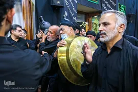 آیین طشت‌گذاری در مسجد اردبیلی‌های تهران
