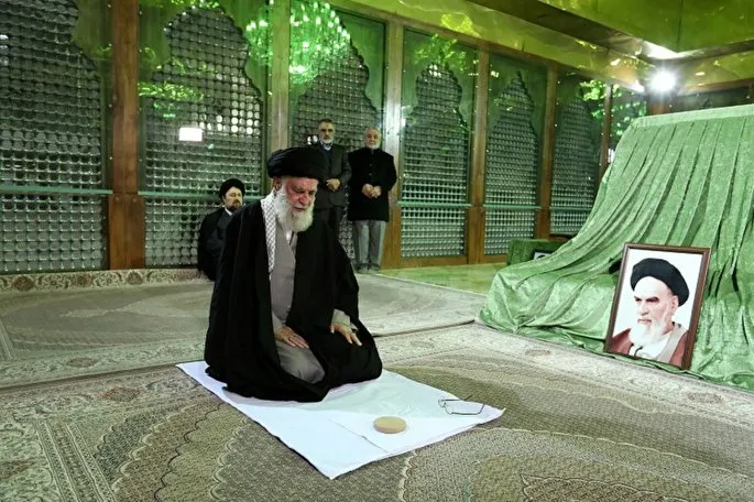 Celebraciones diez días Fajr:la guía suprema visitó el mausoleo del Imam Jomeini