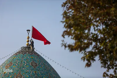 برافراشتن پرچم عزای فاطمی برفراز گنبد شاهچراغ(ع)