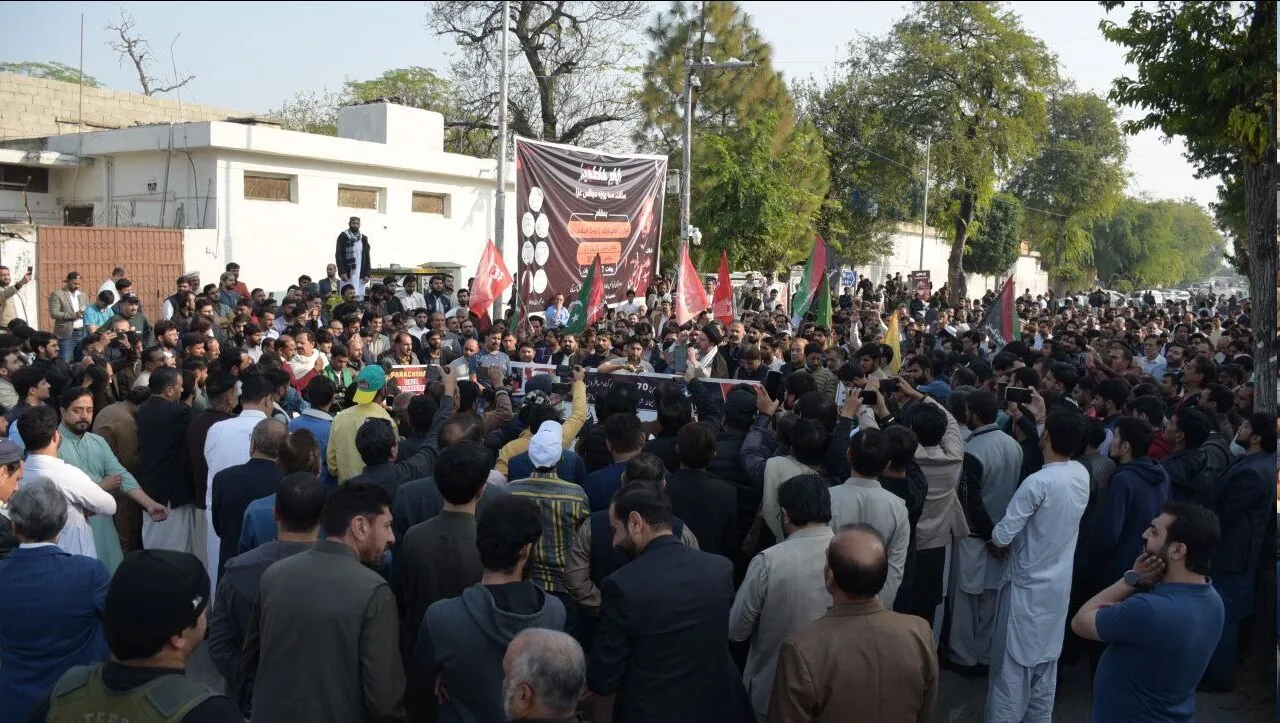 د پاکستان په پاړاچنار کې دتکفیریانو د ترهګرې حملې پر ضد پاکستانیانو مظاهرې وکړې