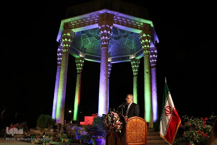 حافظ، قرآن را در اجتماع زمان با تعریفی جدید بیان می‌کند