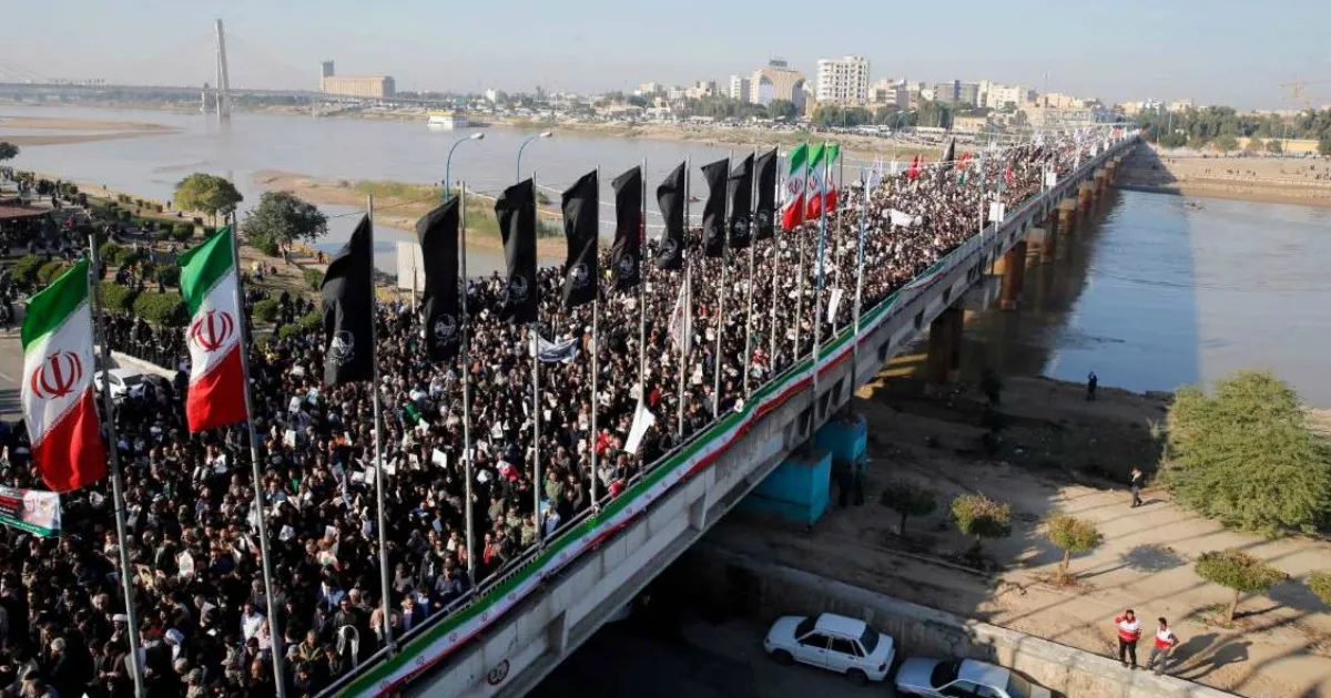 Generale Soleimani - Iran, maree di persone ad Ahvaz e Mashhad per i primi cortei funebri